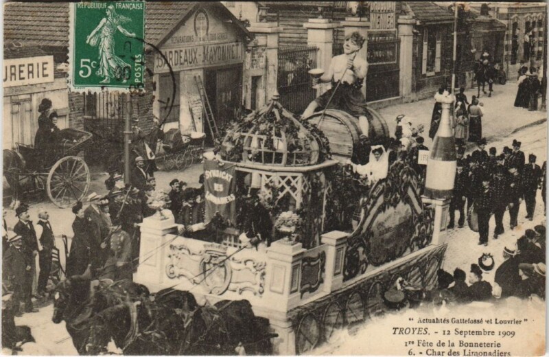 Carte postale ancienne Troyes Ier Fete de la Bonneterie 1909 Char des Limonadiers à Troyes