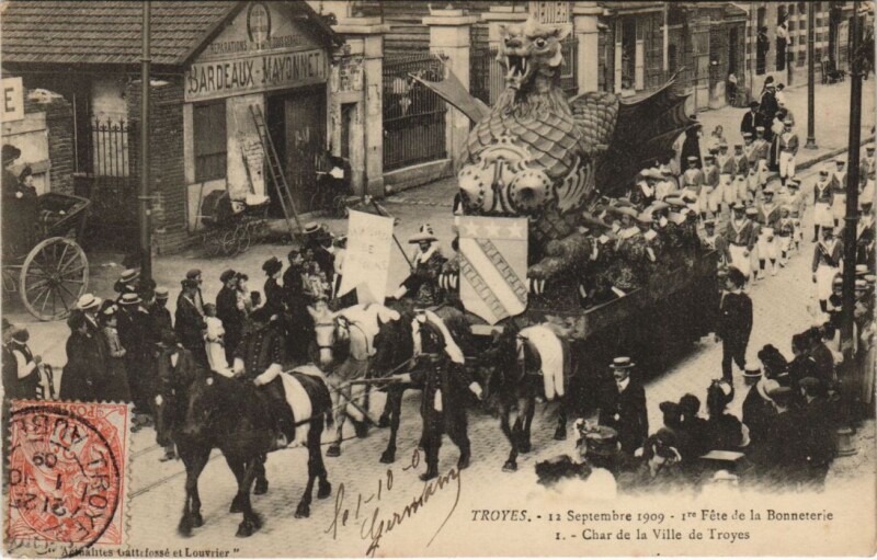 Carte postale ancienne Troyes Ier Fete de la Bonneterie 1909 Char de la Ville à Troyes