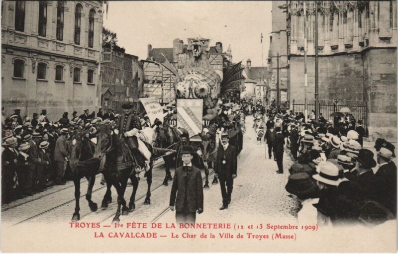 Carte postale ancienne Troyes Ier Fete de la Bonneterie 1909 Char de Troyes à Troyes