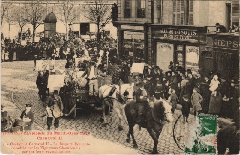 Carte postale ancienne Troyes Cavalcade du Mardi-Gras 1912 Ovation à Troyes