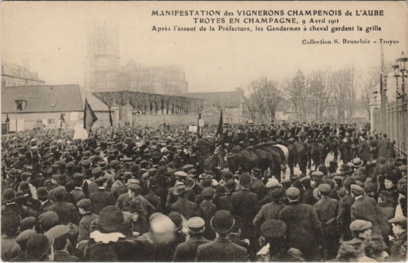 Carte postale ancienne Troyes Manif des Vignerons 1911 La Prefecture à Troyes