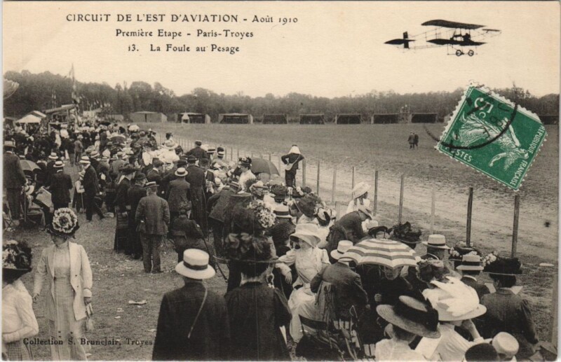 Carte postale ancienne Troyes Circuit de l'Est Aviation 1910 la foule au pesage à Troyes