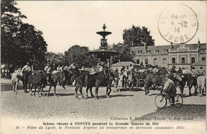Carte postale ancienne Troyes Guerre Place du Lycee à Troyes