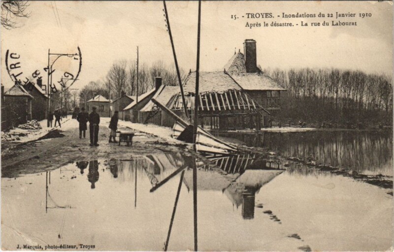 Carte postale ancienne Troyes Inondation 1910 Apres le desastre Rue du labourat à Troyes