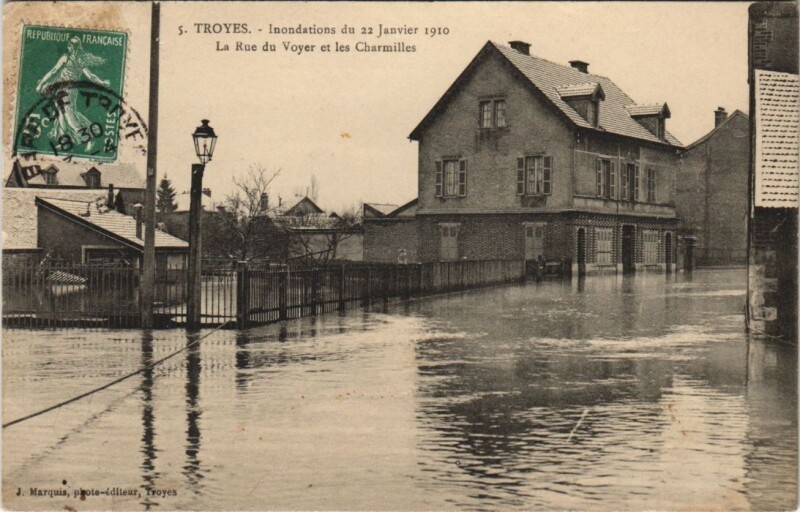 Carte postale ancienne Troyes Inondation 1910 Rue de Voyer et les Charmilles à Troyes