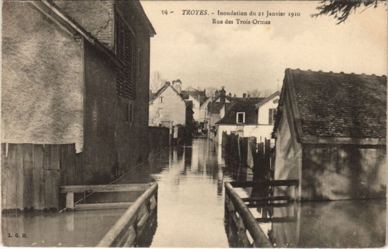 Carte postale ancienne Troyes Inondation 1910 Rue des Trois-Ormes à Ormes