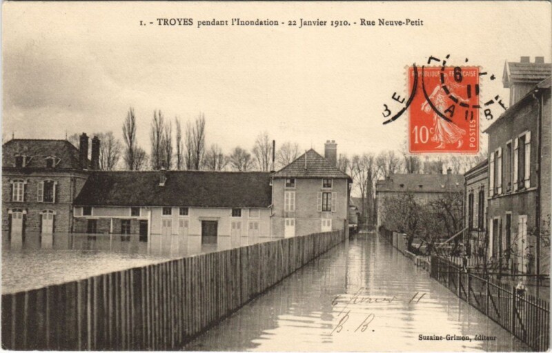 Carte postale ancienne Troyes Inondation 1910 Rue Neuve-Petite à Troyes