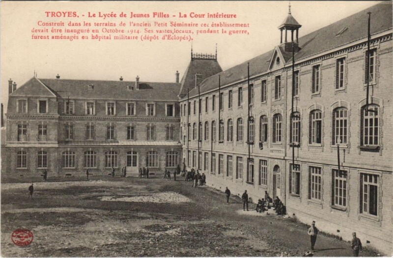 Carte postale ancienne Troyes Lycee de Jeunes Filles Cour Interieure à Troyes