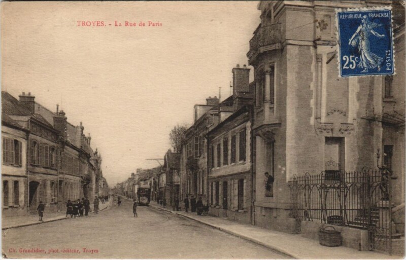 Carte postale ancienne Troyes Rue de Paris à Troyes