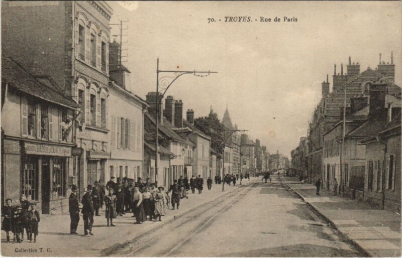 Carte postale ancienne Troyes Rue de Paris à Troyes
