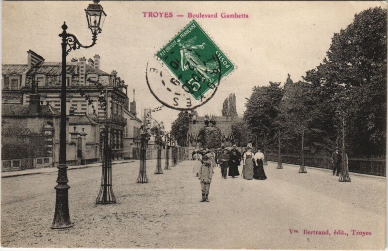 Carte postale ancienne Troyes Boulevard Gambetta à Troyes