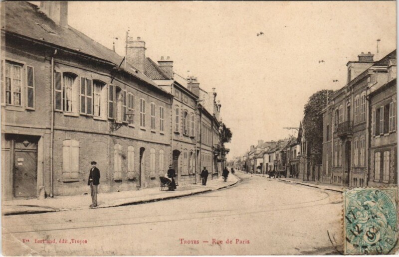 Carte postale ancienne Troyes Rue de Paris à Troyes
