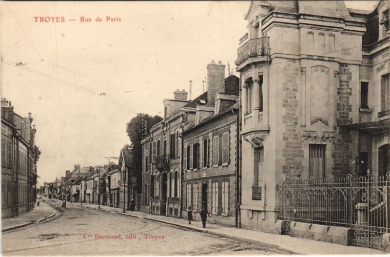 Carte postale ancienne Troyes Rue de Paris à Troyes