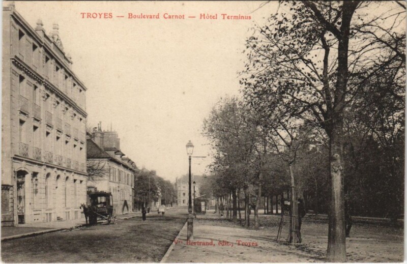 Carte postale ancienne Troyes Bd Carnot Hotel Terminus à Troyes