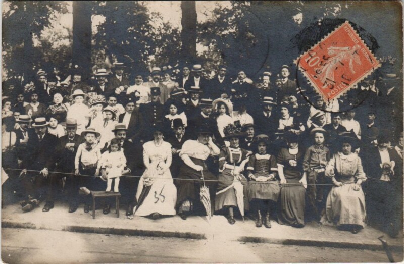 Carte postale ancienne Carte photo Beauvais une groupe à Beauvais