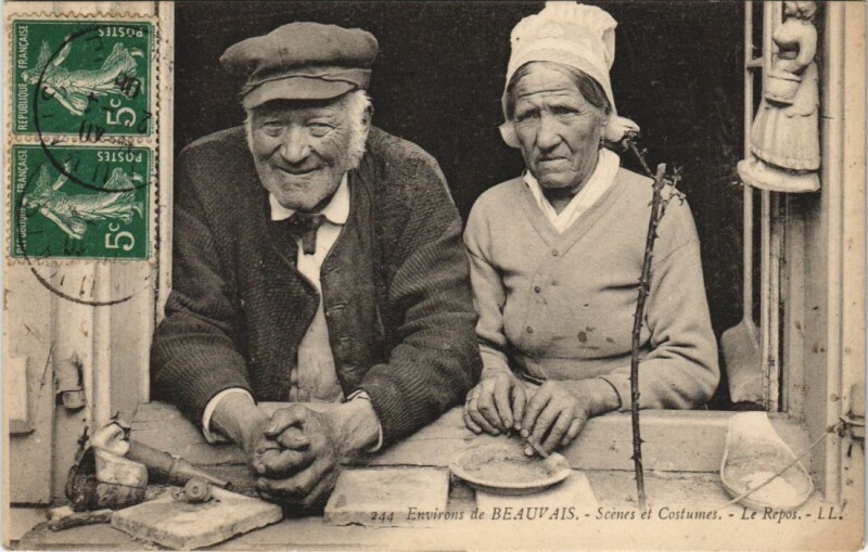 Carte postale ancienne Beauvais Scenes et Costumes Le Repos folklore à Beauvais