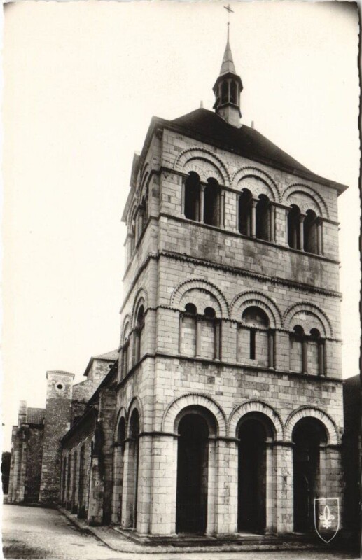 Carte postale ancienne Ebreuil Eglise Saint-leger