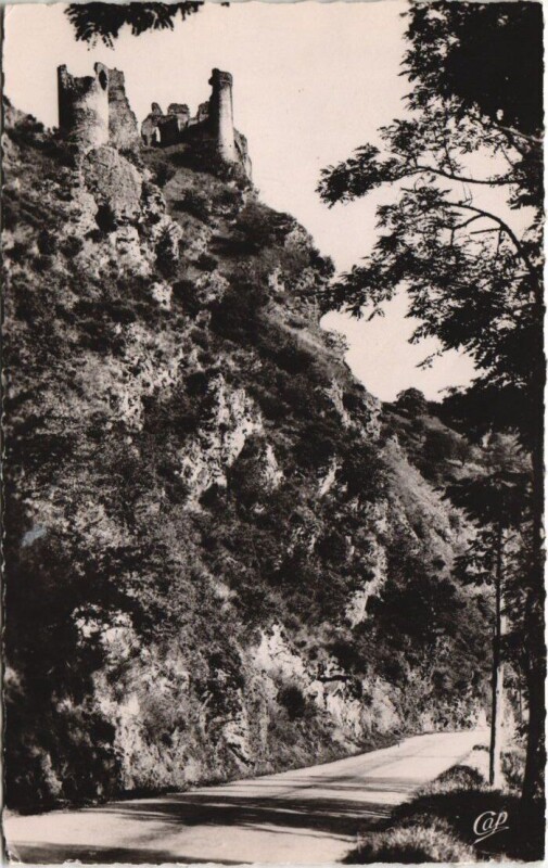 Carte postale ancienne Valle de la Sioule Le Chateau Rocher