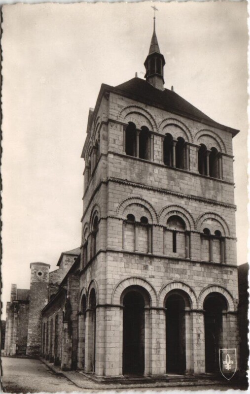 Carte postale ancienne Ebreuil Eglise Saint-leger