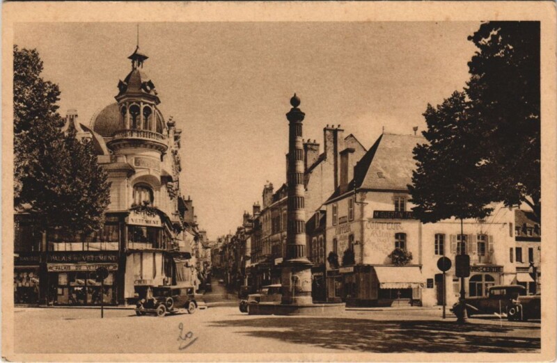 Carte postale ancienne Moulins Place et Rue d'Allier à Moulins