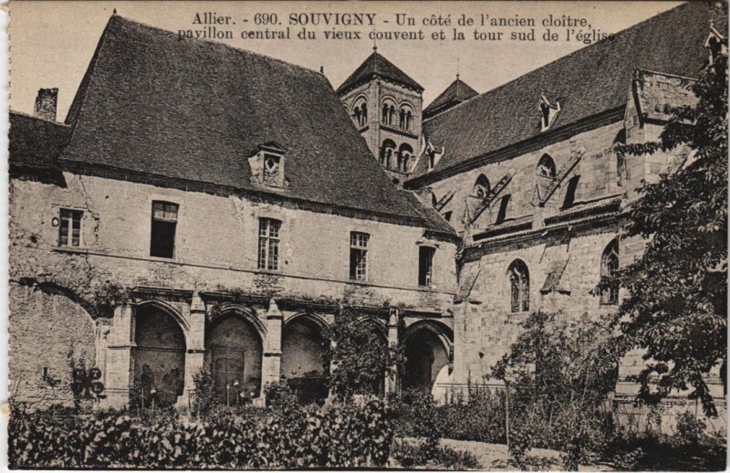 Carte postale ancienne Souvigny Ancien Cloitre à Souvigny