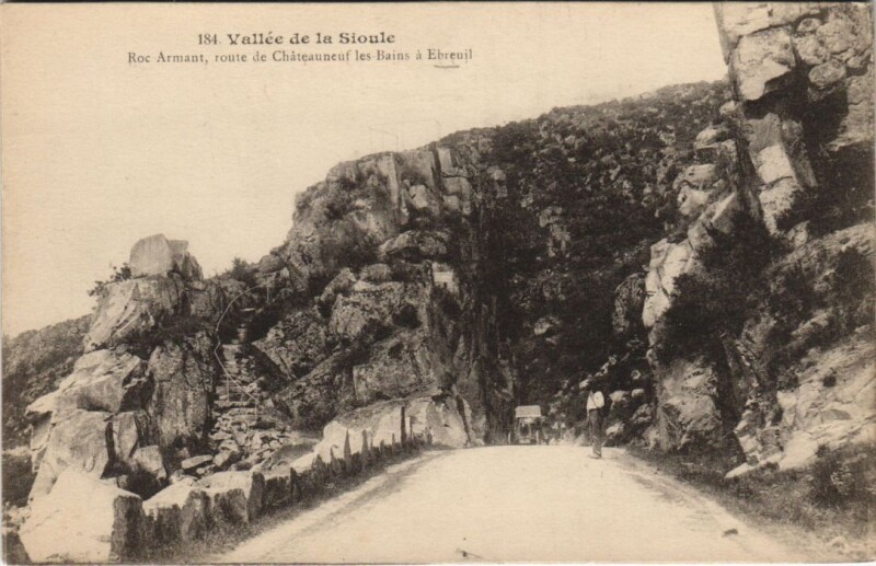 Carte postale ancienne Vallee de la Sioule Roc Armant Route de Chateauneuf