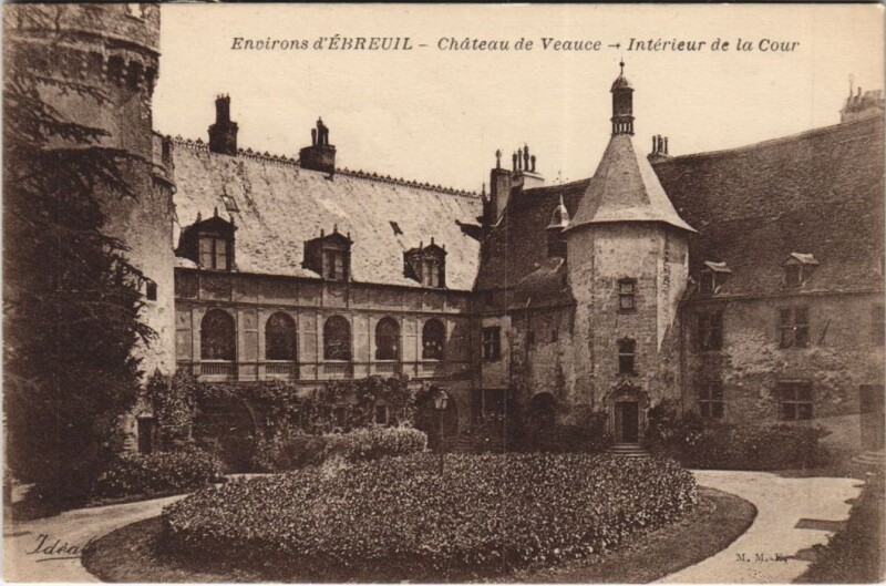 Carte postale ancienne Chateau de Veauce interieur de la Cour à Veauce