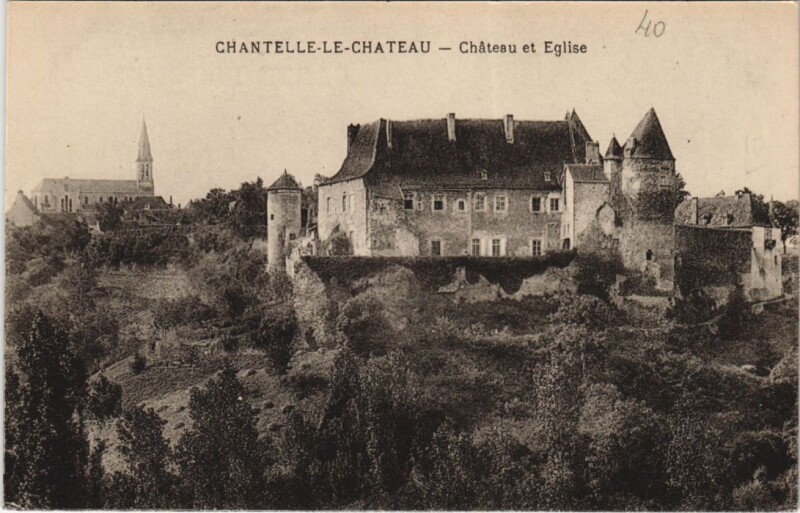 Carte postale ancienne Chantelle-Le-Chateau Le Chateau et Eglise à Chantelle