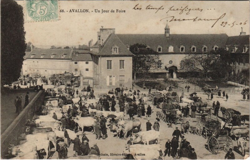 Carte postale ancienne Avallon Un jour de foire à Avallon