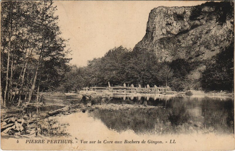 Carte postale ancienne Pierre-Perthuis Vue sur la Cure Rochers de Gingon à Pierre-Perthuis