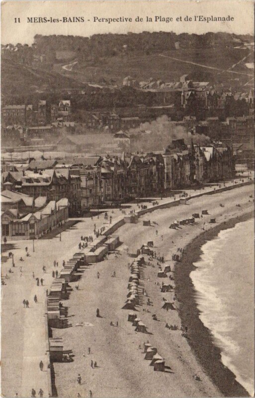 Carte postale ancienne Mers-Les-Bains Perspective de la Plage et de l'Esplanade à Mers-les-Bains