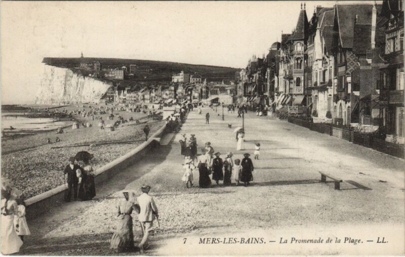 Carte postale ancienne Mers-Les-Bains La Promenade de la Plage à Mers-les-Bains