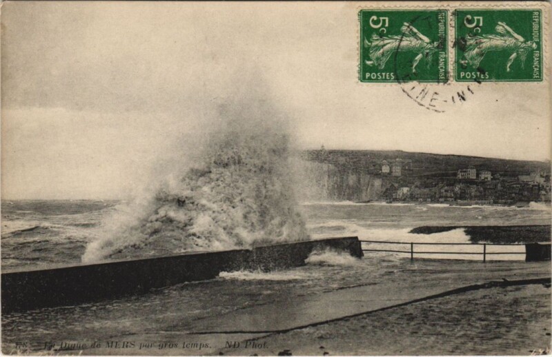 Carte postale ancienne Mers-Les-Bains la Digue par gros temps à Mers-les-Bains