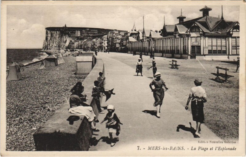 Carte postale ancienne Mers-Les-Bains La Plage et Esplanade à Mers-les-Bains
