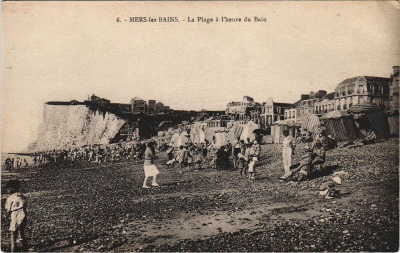Carte postale ancienne Mers-Les-Bains La Plage a l'heure du bain à Mers-les-Bains