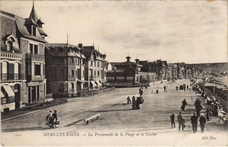 Carte postale ancienne Mers-Les-Bains La Promenade de la Plage et le casino à Mers-les-Bains