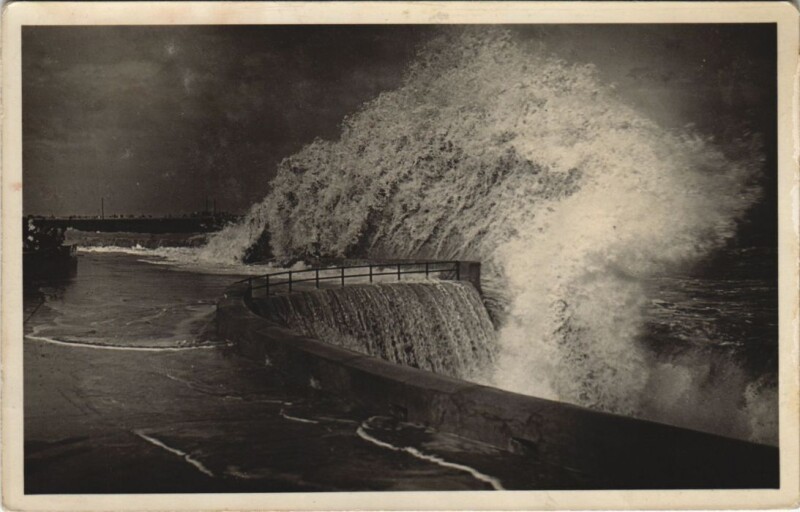 Carte postale ancienne Mers-Les-Bains La Jetee par gros temps à Mers-les-Bains