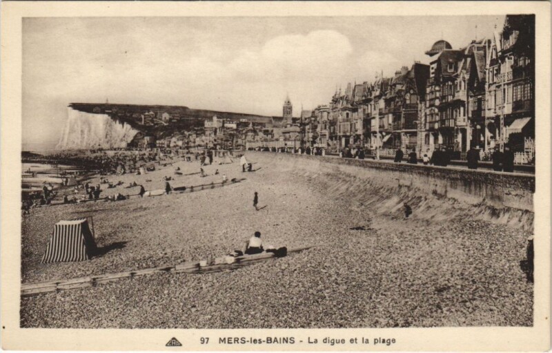 Carte postale ancienne Mers-Les-Bains la Digue et la Plage à Mers-les-Bains