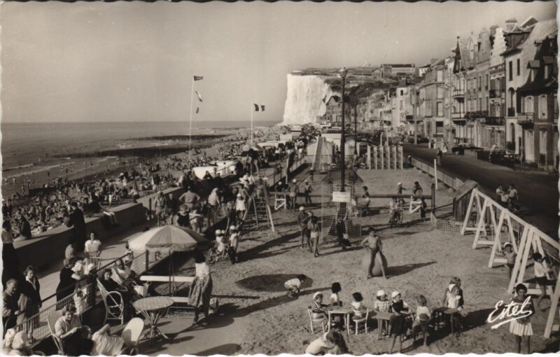 Carte postale ancienne Mers-Les-Bains Vue generale sur la Plage à Mers-les-Bains