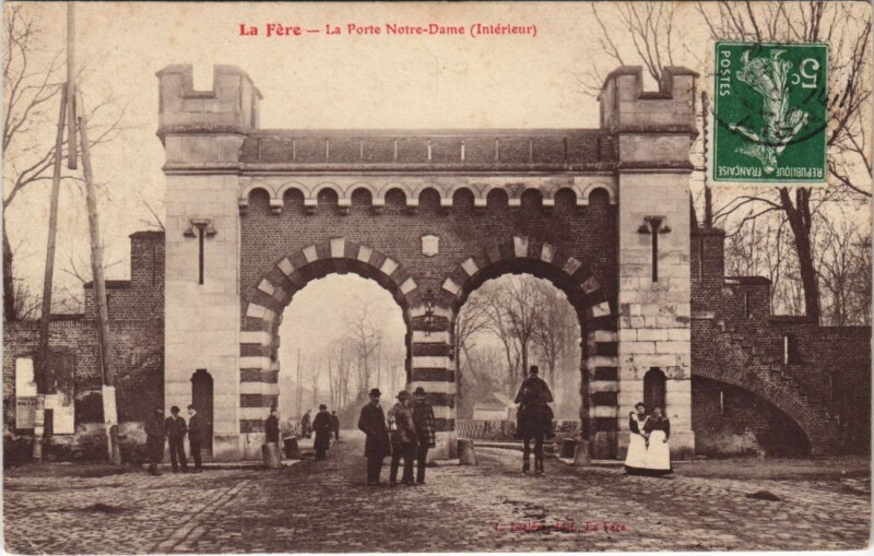 Carte postale ancienne La Fere La porte notre dame