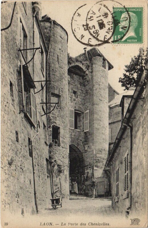 Carte postale ancienne Laon La porte des chenizelles