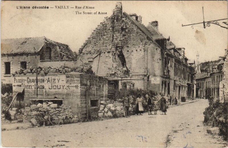 Carte postale ancienne L'Aisne devastee Vailly