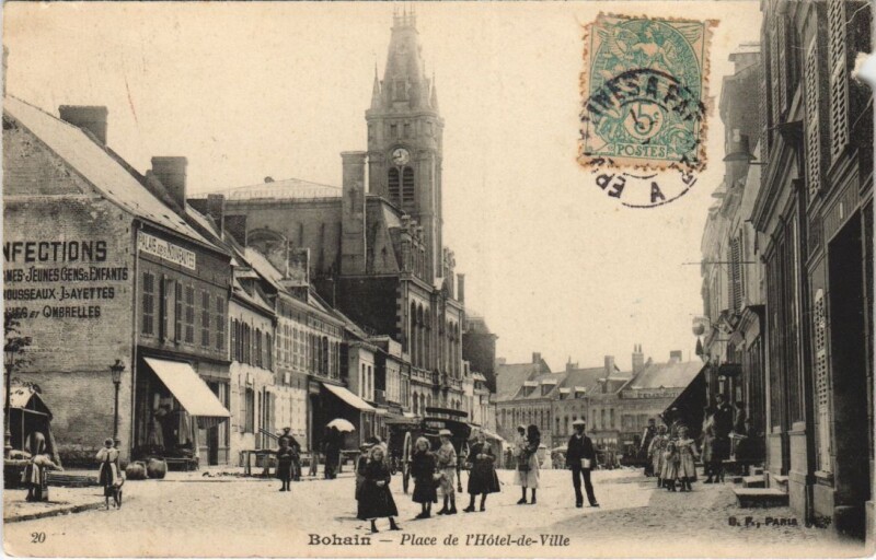 Carte postale ancienne Bohain Place de l'Hotel de Ville
