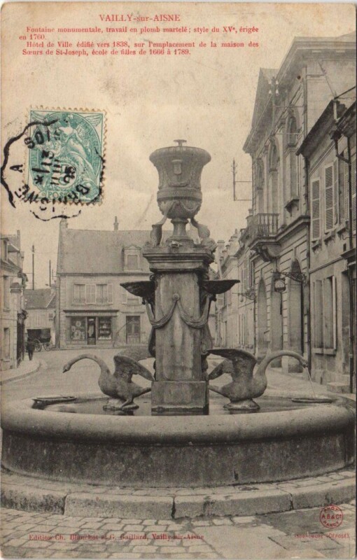 Carte postale ancienne Vailly-sur-Aisne fontaine monumentale à Vailly-sur-Aisne