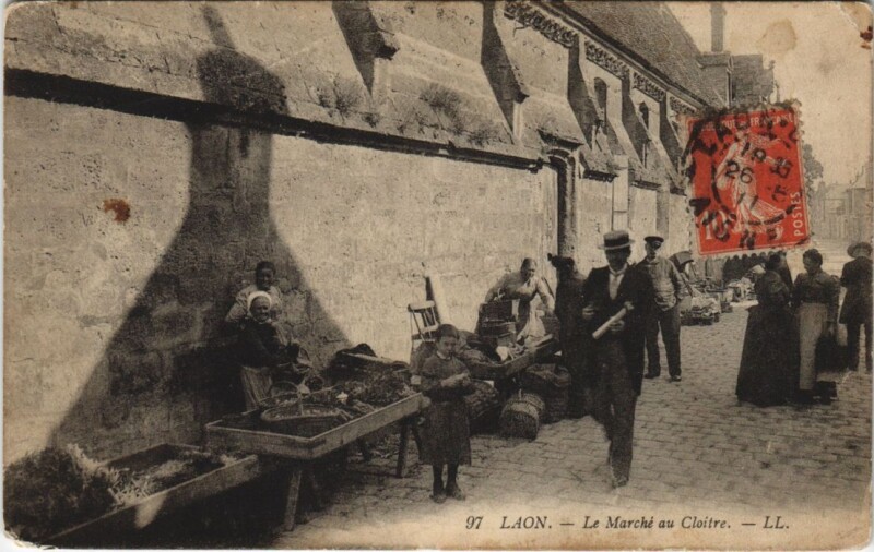 Carte postale ancienne Laon Le Marche au Cloitre