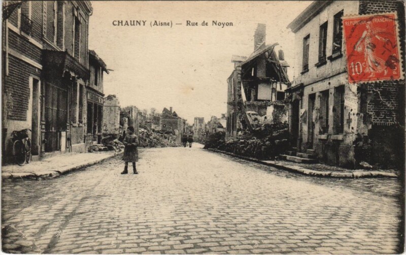 Carte postale ancienne Chauny Rue de noyon à Chauny