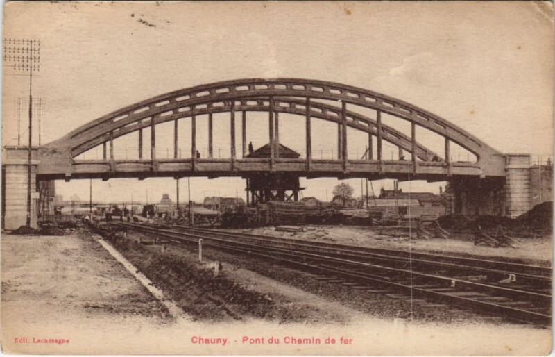 Carte postale ancienne Chauny Pont du chemin de fer à Chauny
