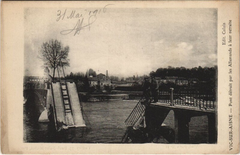 Carte postale ancienne Vic-Sur-Aisne Pont detruit par les à Vic-sur-Aisne