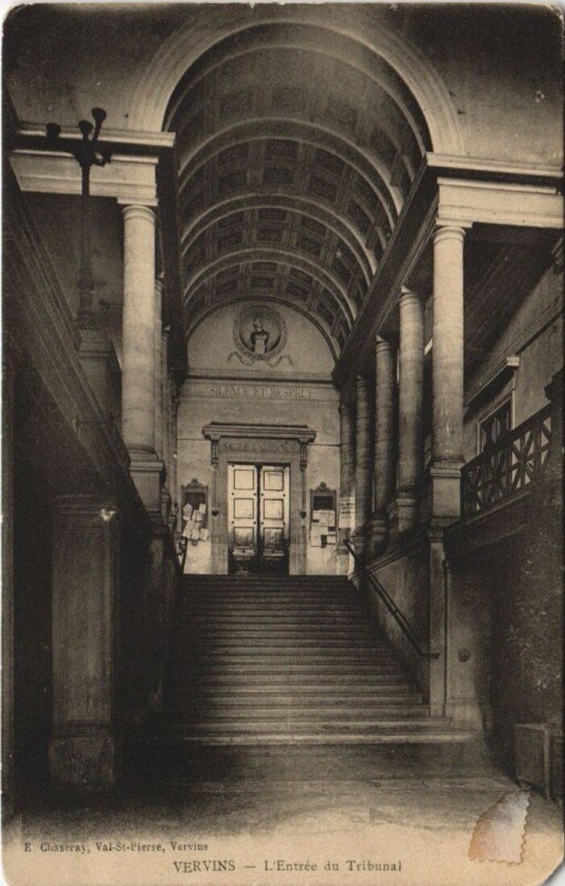 Carte postale ancienne Vervins L'entree du tribunal à Vervins