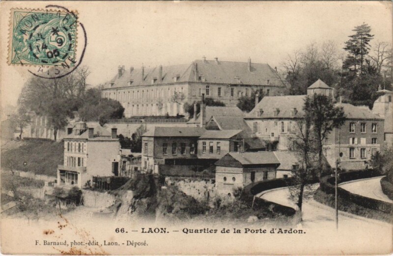 Carte postale ancienne Laon Quartier de la porte